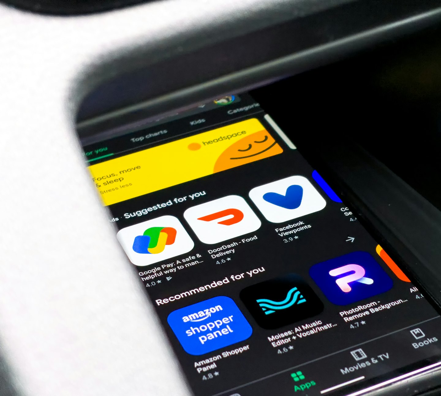 Ekran smartfona z interfejsem sklepu z aplikacjami mobilnymi.